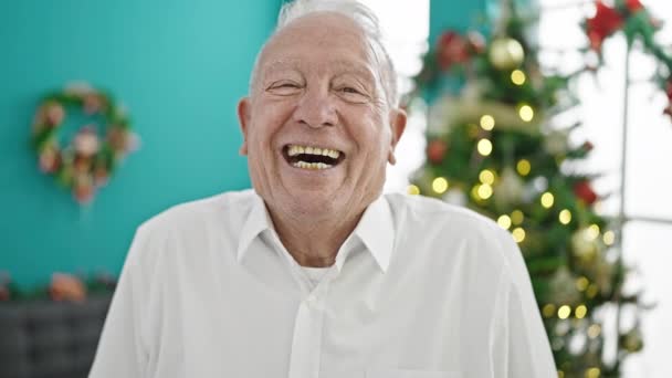 Älterer Grauhaariger Mann Lächelt Und Feiert Weihnachten Hause — Stockvideo