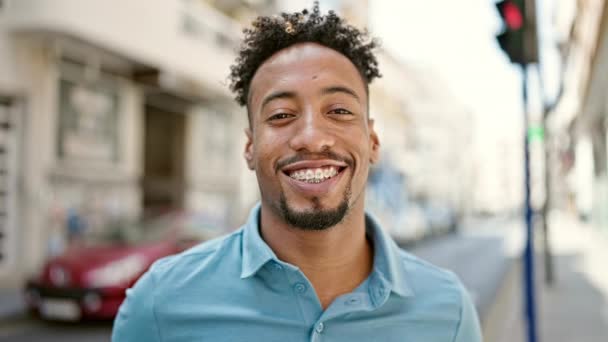 Hombre Afroamericano Sonriendo Confiado Pie Calle — Vídeos de Stock