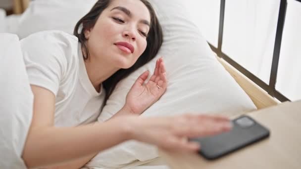 Jovem Bela Mulher Hispânica Deitada Cama Dormindo Desligando Alarme Smartphone — Vídeo de Stock