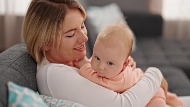 Ibu Dan Anak Saling Memeluk Berciuman Rumah — Stok Video