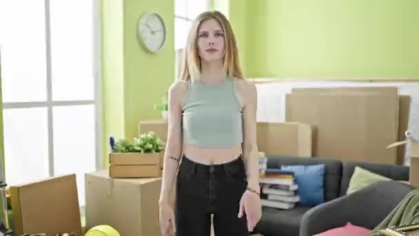 Mladá Blondýna Žena Usmívající Sebevědomě Stojící Rukama Zkříženýma Gesto Novém — Stock video