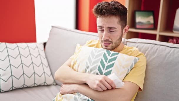 Genç Spanyol Adam Kanepede Oturup Evde Yastığa Sarılarak Ağlıyor — Stok video