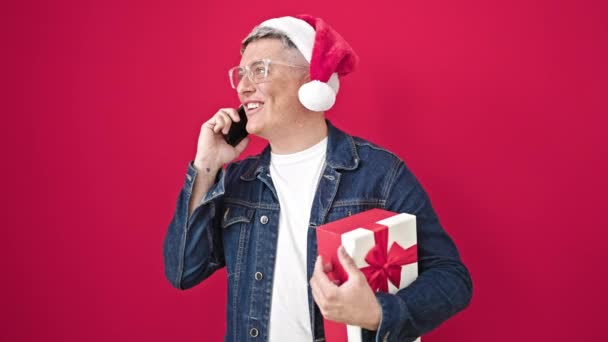 Giovane Uomo Caucasico Parlando Smartphone Possesso Regalo Natale Isolato Sfondo — Video Stock
