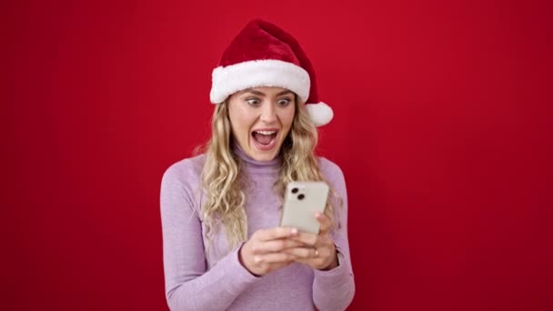 Mujer Rubia Joven Con Sombrero Navidad Apuntando Teléfono Inteligente Sobre — Vídeos de Stock