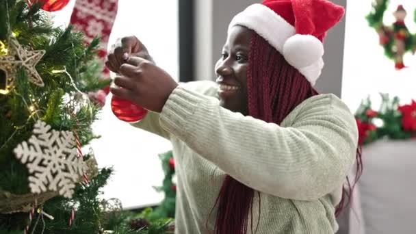 Mujer Africana Con Cabello Trenzado Decorando Árbol Navidad Casa — Vídeos de Stock