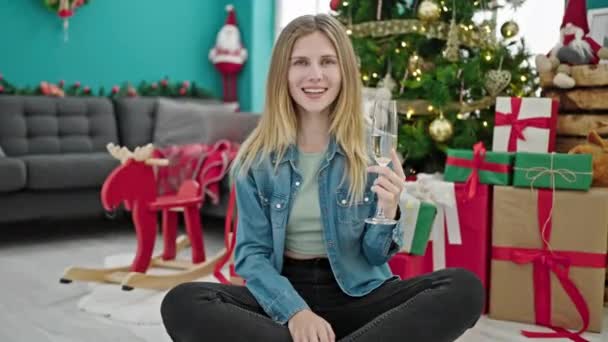 Mujer Rubia Joven Celebrando Brindis Navidad Con Champán Hablando Casa — Vídeos de Stock