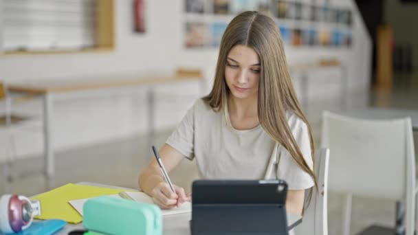Νεαρό Όμορφο Κορίτσι Φοιτητής Χρησιμοποιώντας Touchpad Κρατώντας Σημειώσεις Μελετώντας Στη — Αρχείο Βίντεο