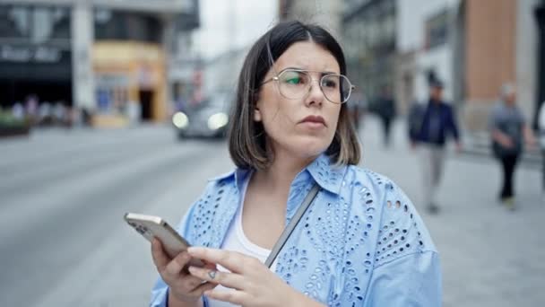 Joven Mujer Hispana Hermosa Usando Smartphone Mirando Alrededor Esperando Alguien — Vídeo de stock