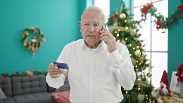 Ανώτερος Γκριζομάλλης Άνδρας Θυμωμένος Μιλώντας Στο Smartphone Κρατώντας Πιστωτική Κάρτα — Αρχείο Βίντεο