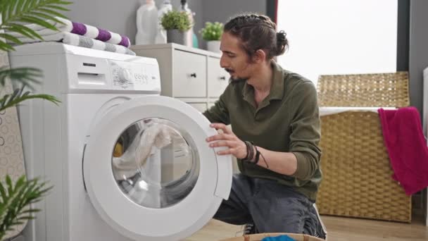 Çamaşırhanede Kirlenmiş Gömlek Arayan Latin Asıllı Genç Bir Adam — Stok video