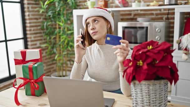 Mujer Rubia Joven Hablando Teléfono Inteligente Celebración Tarjeta Crédito Navidad — Vídeo de stock