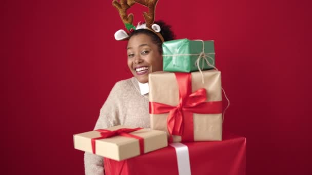 Afrikaans Amerikaanse Vrouw Met Kerst Geschenken Dragen Rendier Oren Geïsoleerde — Stockvideo