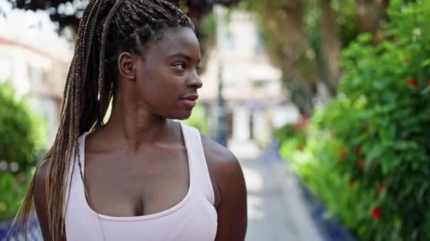 Mujer Afroamericana Pie Con Expresión Seria Parque — Vídeo de stock