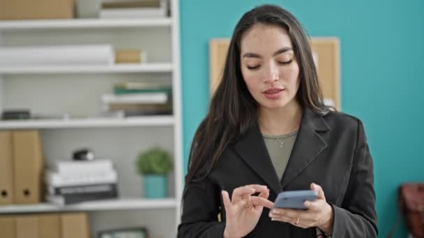 Jovem Bela Mulher Hispânica Empresária Falando Smartphone Trabalhando Escritório — Vídeo de Stock