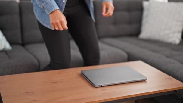 Jovem Bela Mulher Hispânica Sentada Sofá Abertura Laptop Para Usar — Vídeo de Stock
