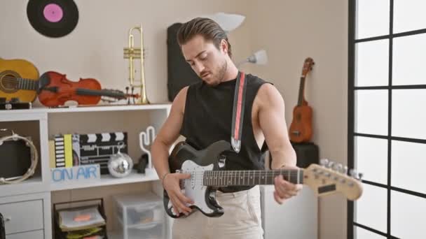 Jeune Homme Hispanique Musicien Souriant Confiant Jouer Guitare Électrique Studio — Video