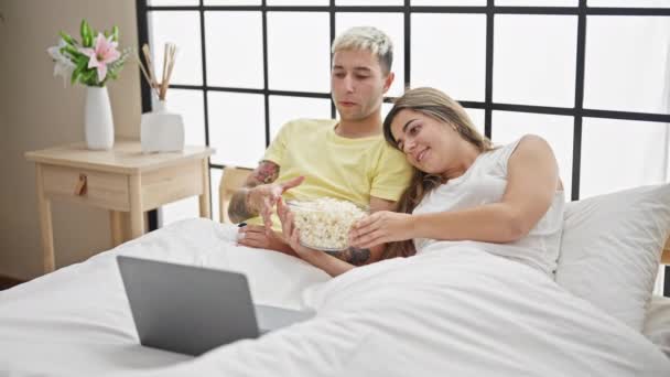 Piękna Para Ogląda Film Laptopie Jedząc Popcorn Sypialni — Wideo stockowe