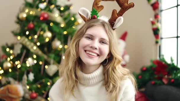 Mujer Rubia Joven Sentada Sofá Por Árbol Navidad Con Los — Vídeos de Stock