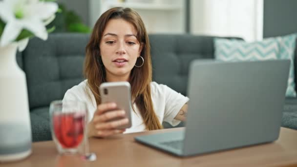 Jovem Bela Mulher Hispânica Usando Laptop Smartphone Sentado Chão Casa — Vídeo de Stock