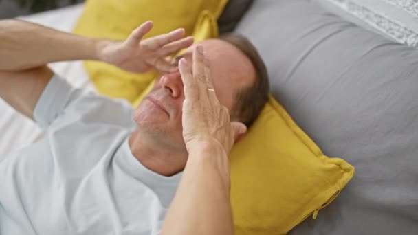 Kapalı Alanda Gözleri Tırmalamak Rahat Yatağında Orta Yaşlı Bir Adamın — Stok video