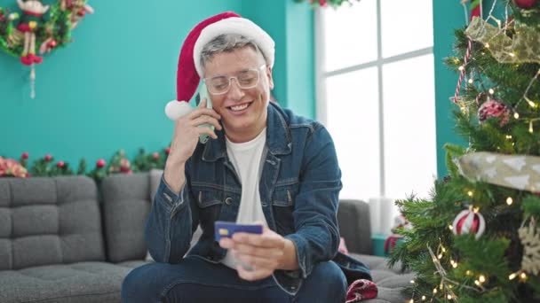 Νεαρός Καυκάσιος Άνδρας Μιλάει Στο Smartphone Κρατώντας Πιστωτική Κάρτα Γιορτάζοντας — Αρχείο Βίντεο