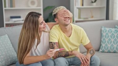 Evde hamilelik testi ile güzel bir çift sürprizi.