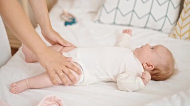 Anne ve kızı pijama giyip yatak odasına uzanmışlar.