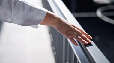 Madrid sokaklarında eli değmiş güzel İspanyol bir kadın.