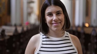 Viyana 'daki Augustinian Kilisesi' nde kiliseyi ziyaret eden güzel İspanyol bir kadın.
