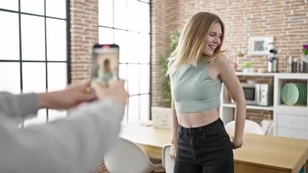 Jovem Loira Sorrindo Confiante Gravação Vídeo Dançando Sala Jantar — Vídeo de Stock