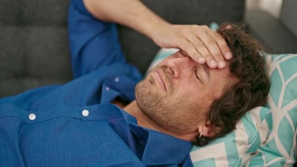 Evdeki Kanepede Uzanmış Baş Ağrısı Çeken Spanyol Genç Bir Adam — Stok video