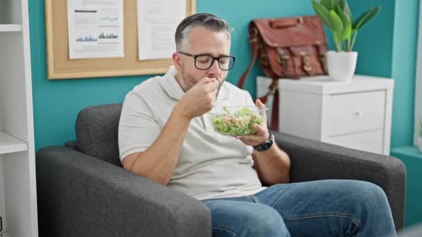 Homem Cabelos Grisalhos Empresário Olhando Relógio Comendo Salada Escritório — Vídeo de Stock
