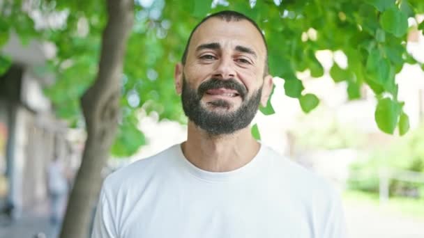 Молодий Іспаномовний Чоловік Посміхається Впевнено Говорити Парку — стокове відео