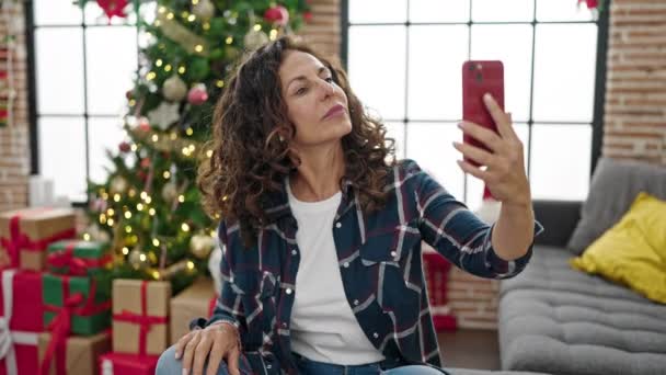 Latynoska Kobieta Średnim Wieku Robi Sobie Selfie Okazji Bożego Narodzenia — Wideo stockowe