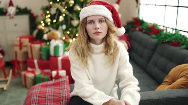 Joven Mujer Rubia Sonriendo Confiada Sentada Sofá Por Árbol Navidad — Vídeos de Stock