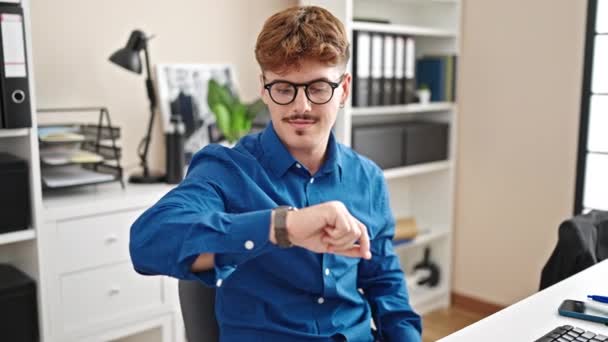 Jovem Hispânico Homem Empresário Olhando Relógio Dizendo Sim Com Cabeça — Vídeo de Stock