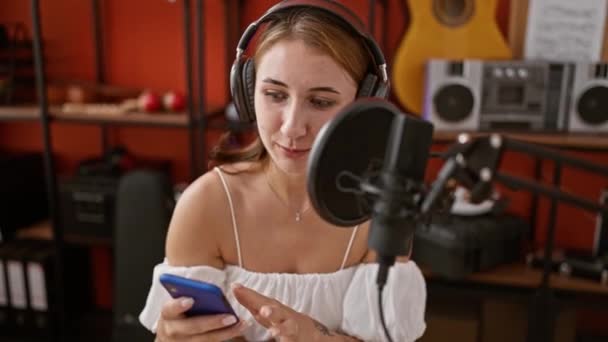 Ung Kvinna Radio Reporter Arbetar Läsa Smartphone Meddelande Talar Radio — Stockvideo
