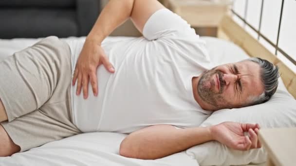 Hombre Pelo Gris Que Sufre Dolor Estómago Acostado Cama Dormitorio — Vídeo de stock