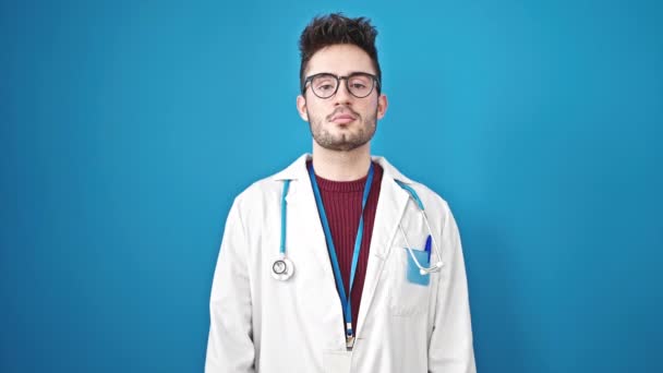 Ung Spansktalende Mand Læge Gør Med Hånd Brystet Isoleret Blå – Stock-video