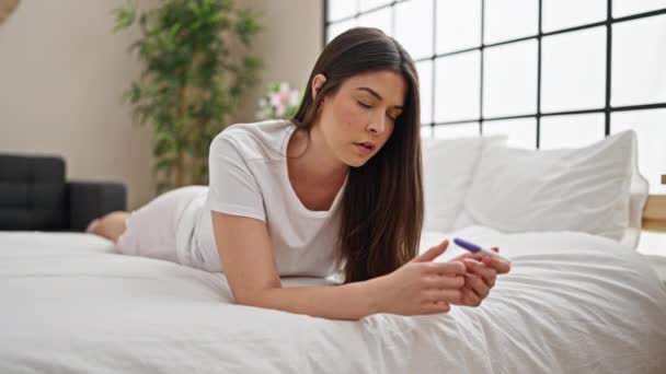 Jovem Bela Mulher Hispânica Segurando Teste Gravidez Estressado Quarto — Vídeo de Stock