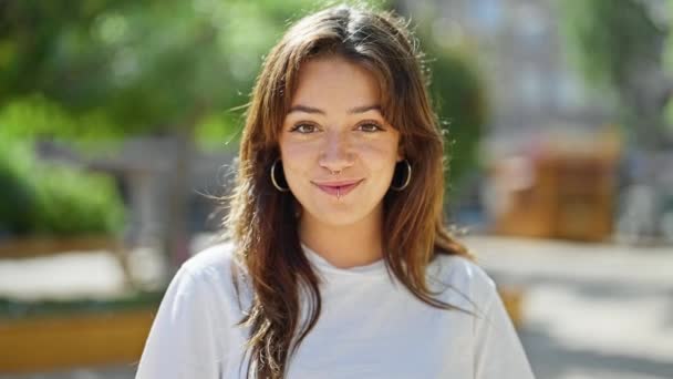 Jonge Mooie Spaanse Vrouw Glimlachend Vol Vertrouwen Staand Het Park — Stockvideo