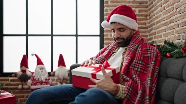 Genç Spanyol Adam Noel Şapkası Takıyor Evde Hediyelerini Açıyor — Stok video
