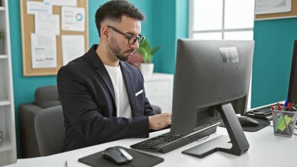 年轻的阿拉伯商人在办公室用电脑记笔记 — 图库视频影像