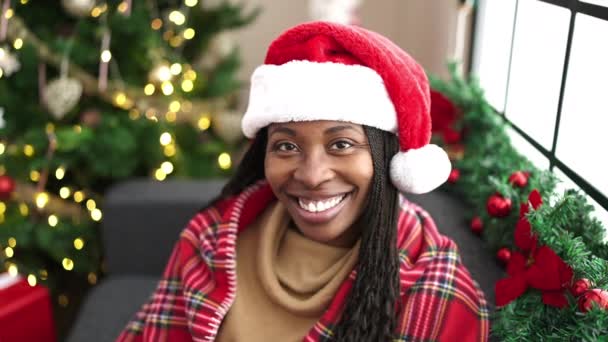 Mujer Africana Sentada Sofá Por Árbol Navidad Soplando Besos Casa — Vídeos de Stock