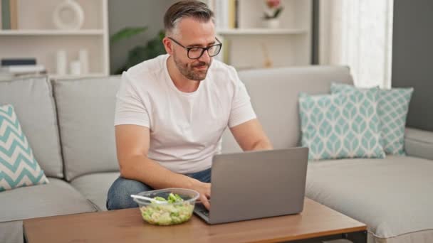 Evde Dizüstü Bilgisayar Kullanmayı Bitiren Gri Saçlı Adam Salata Yiyor — Stok video
