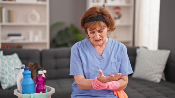 Mujer Mediana Edad Limpiador Profesional Sentado Mesa Con Dolor Muñeca — Vídeo de stock