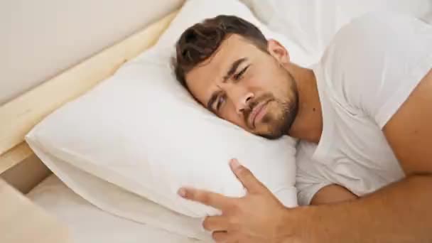 Jonge Latino Man Liggend Bed Huilen Slaapkamer — Stockvideo