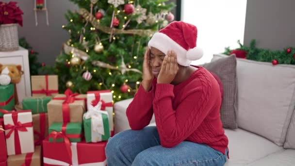 Mujer Afroamericana Sufriendo Dolor Estómago Celebrando Navidad Casa — Vídeo de stock