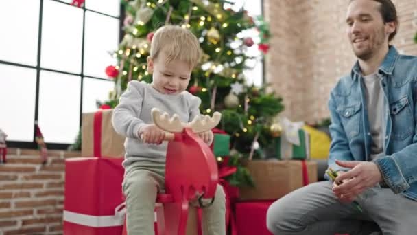 Батько Син Святкують Різдво Граючи Оленями Вдома — стокове відео