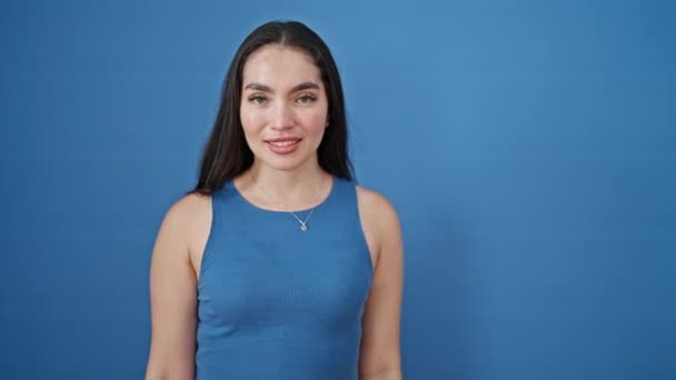 Joven Hermosa Mujer Hispana Sonriendo Confiada Haciendo Saludo Militar Sobre — Vídeo de stock